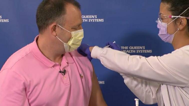 ハワイ州副知事 COVID-19ワクチンを接種
