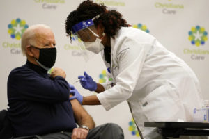 バイデン次期大統領がCOVID-19ワクチンを接種