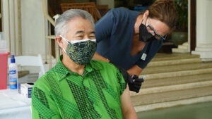 ハワイ イゲ知事はCOVID-19ワクチンの初回投与を受ける