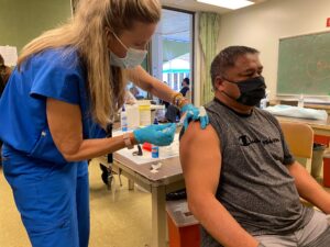 ハワイの医師は、3回目のワクチン接種が必要かどうかを知るには、まだ早すぎると言います