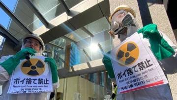 福島原発の廃水処理水の放出を開始したことに抗議する人々がオークランドに集結